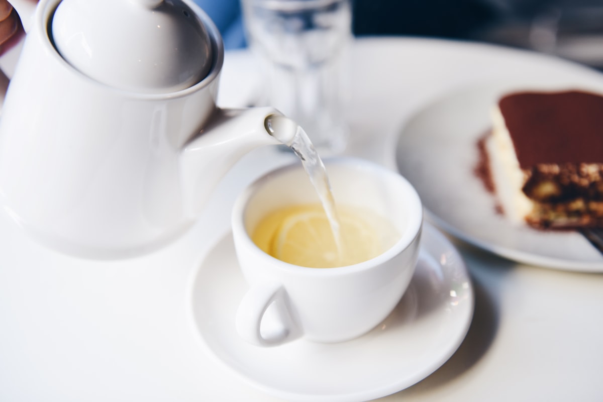 功夫茶具选购指南:紫砂、青花瓷与玻璃茶器对比