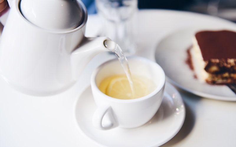 功夫茶具选购指南：紫砂、青花瓷与玻璃茶器对比